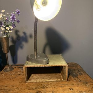 Lampă industrială vintage recondiționată, cu flexibil metalic, bază din aluminiu polisată și suport reutilizat dintr-o cutie veche. Piesă unicat. sertar magic București