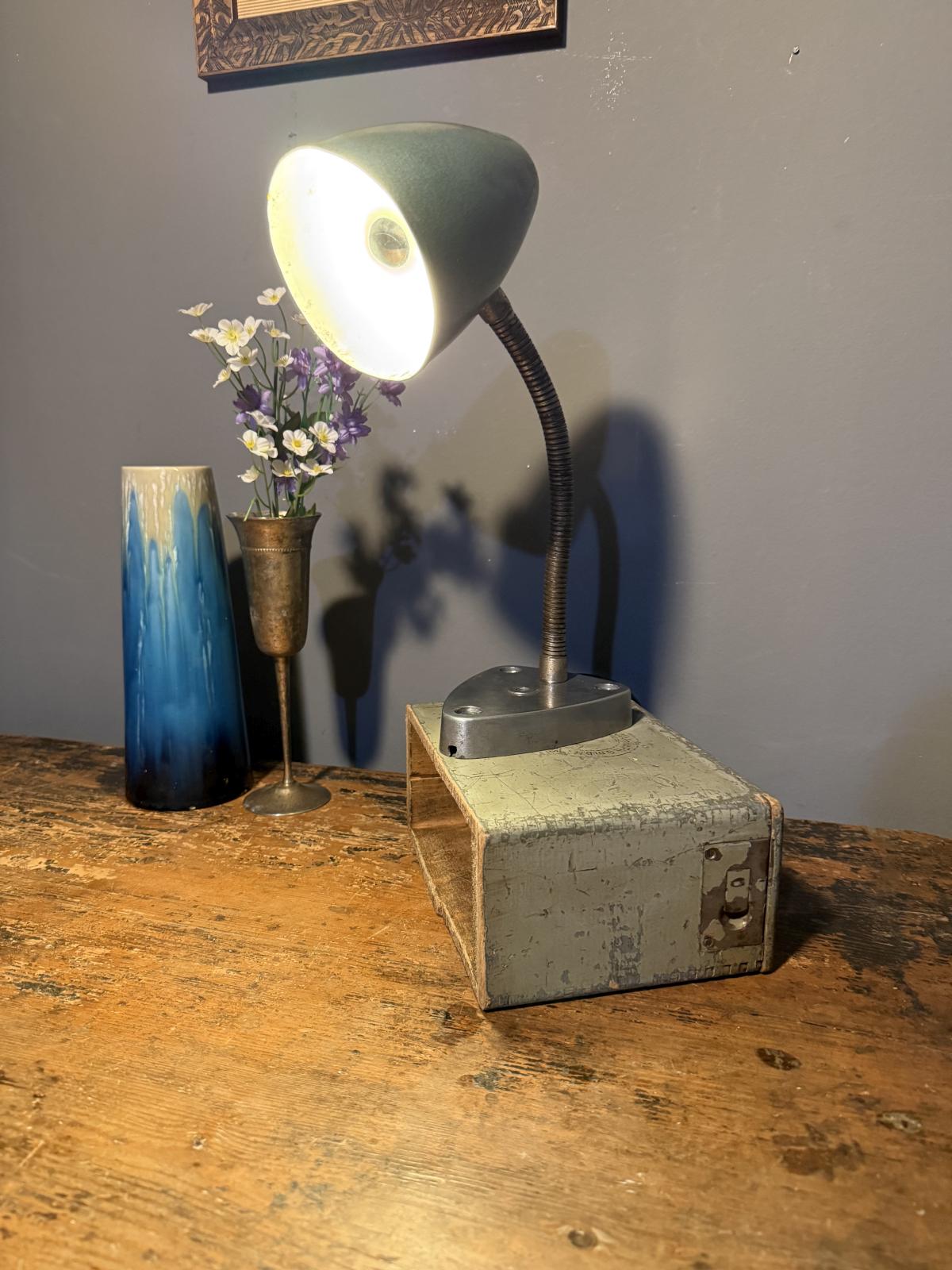 Lampă industrială vintage recondiționată, cu flexibil metalic, bază din aluminiu polisată și suport reutilizat dintr-o cutie veche. Piesă unicat. sertar magic București