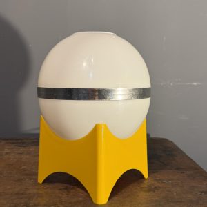 Lampă Space Age din anii 1970 cu glob sferic opalin și bază galbenă. Recondiționată, cu cablu, priză și întrerupător noi. Sertar Magic București.