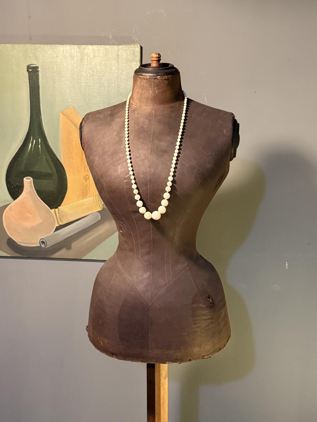 Manechin de croitorie feminin vechi, din carton presat și material textil, montat pe suport original din lemn și metal.