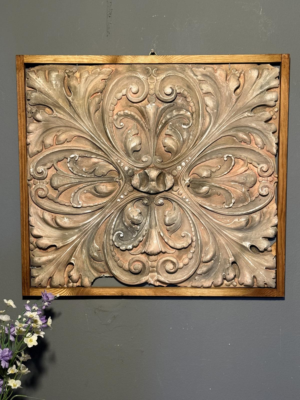 Panou decorativ în relief realizat manual din ipsos după un ornament arhitectural vechi. Lucrare semnată, realizată în atelierul Sertar Magic București.