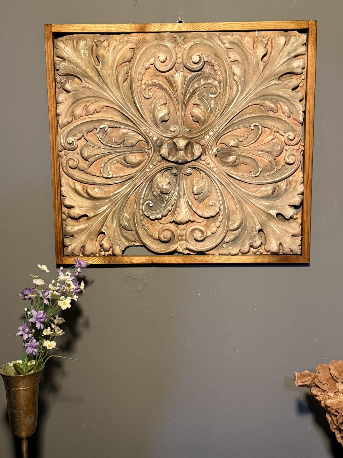 Panou decorativ în relief realizat manual din ipsos după un ornament arhitectural vechi. Lucrare semnată, realizată în atelierul Sertar Magic București.