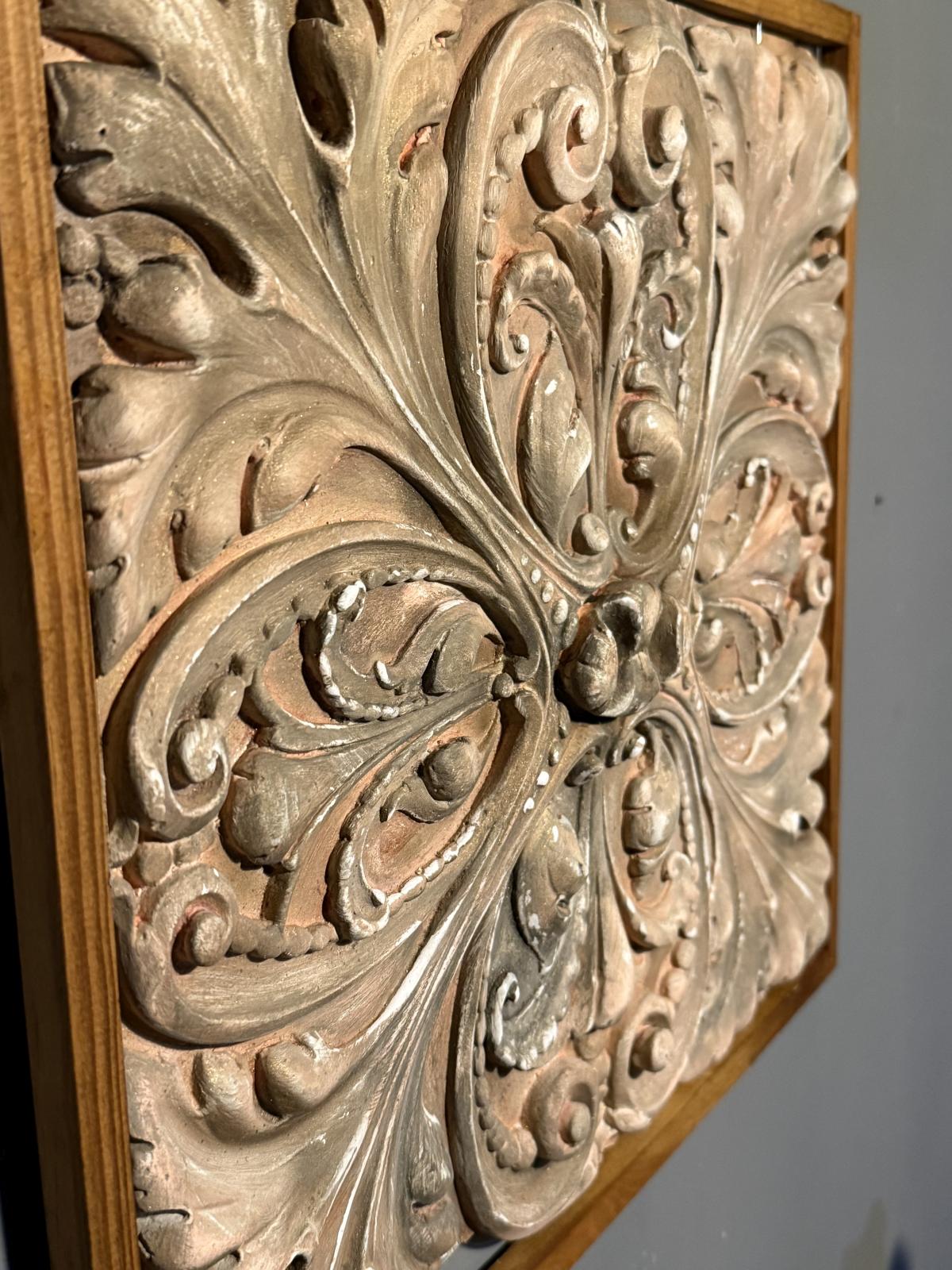 Panou decorativ în relief realizat manual din ipsos după un ornament arhitectural vechi. Lucrare semnată, realizată în atelierul Sertar Magic București.