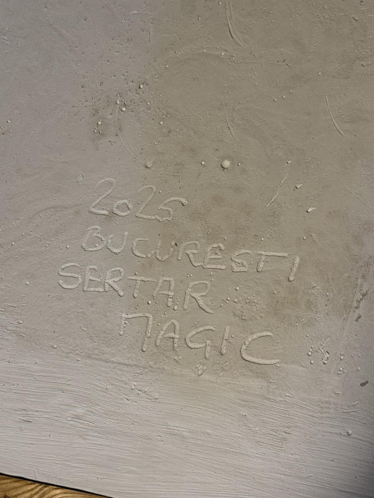 Panou decorativ în relief realizat manual din ipsos după un ornament arhitectural vechi. Lucrare semnată, realizată în atelierul Sertar Magic București.