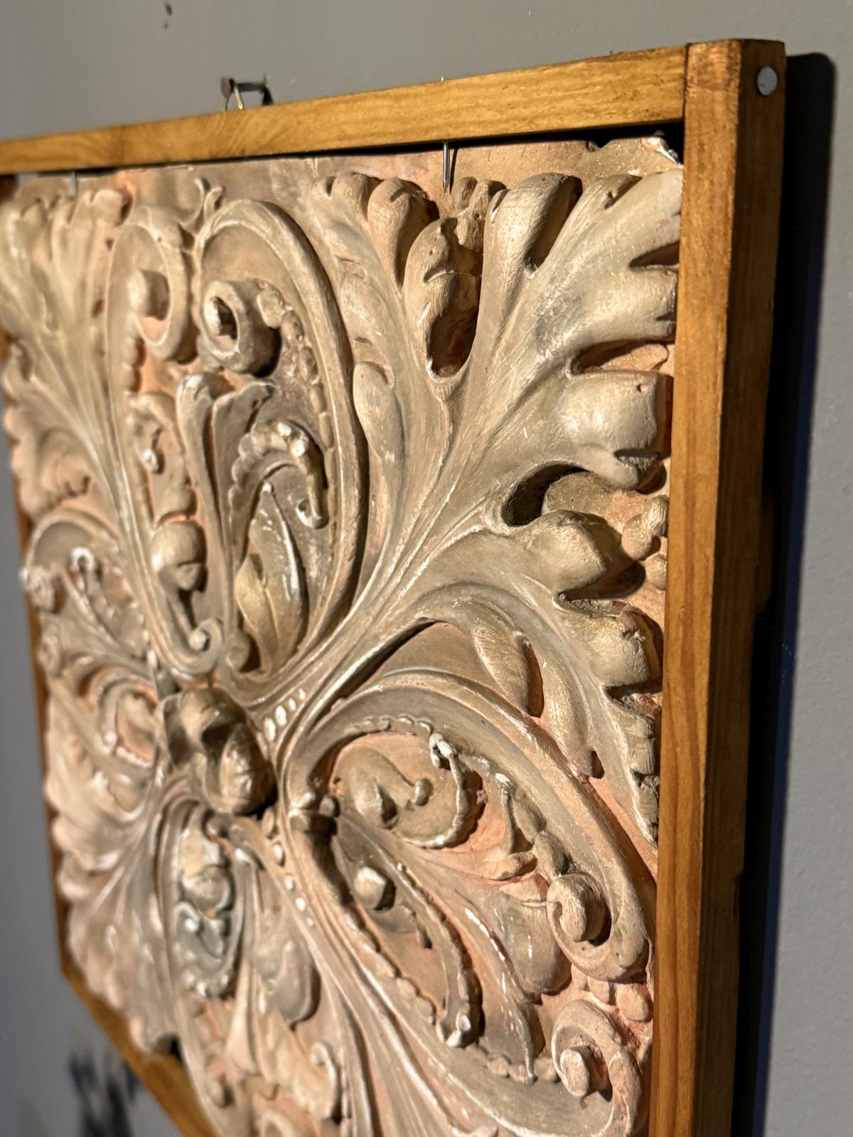 Panou decorativ în relief realizat manual din ipsos după un ornament arhitectural vechi. Lucrare semnată, realizată în atelierul Sertar Magic București.