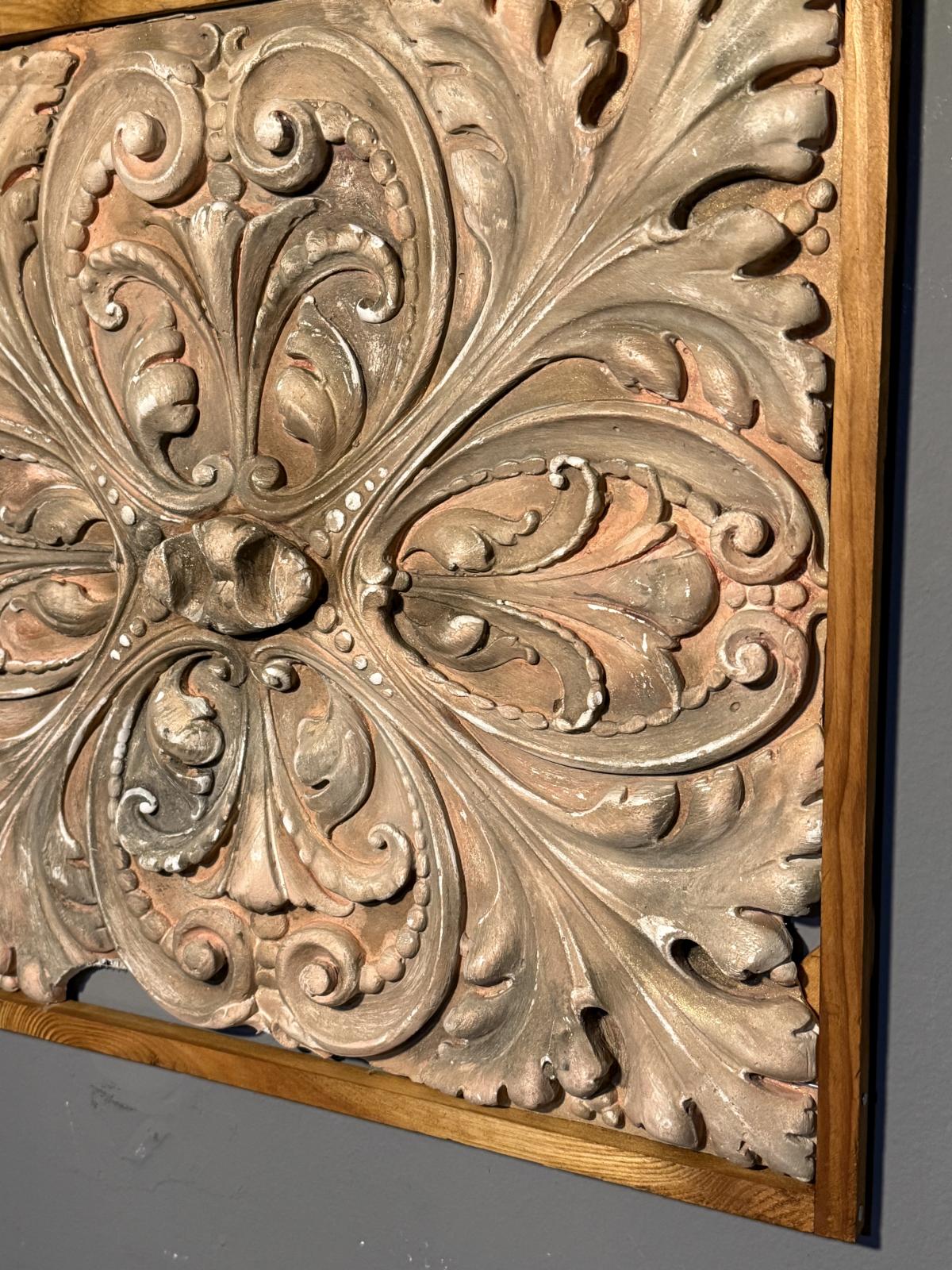 Panou decorativ în relief realizat manual din ipsos după un ornament arhitectural vechi. Lucrare semnată, realizată în atelierul Sertar Magic București.