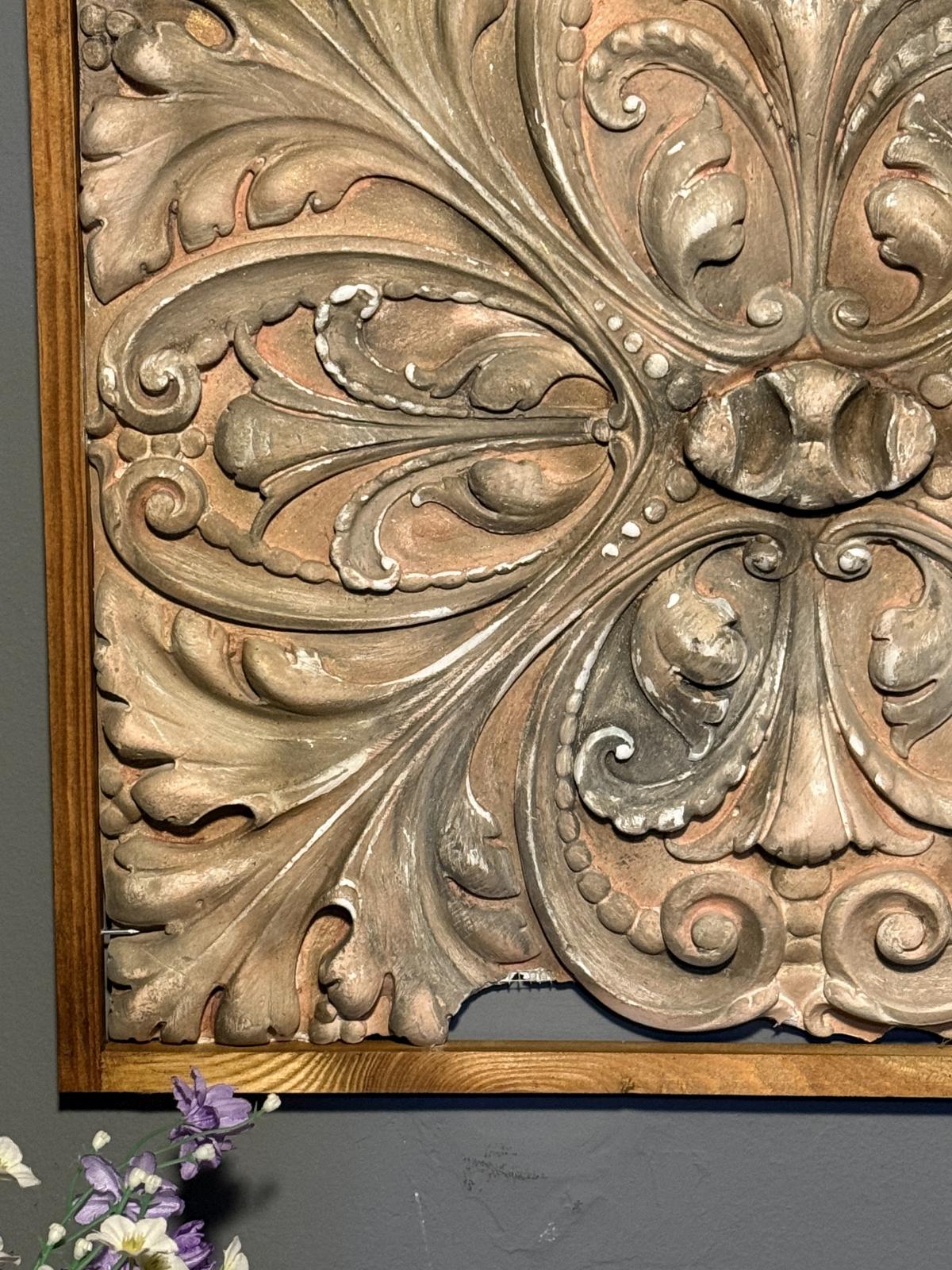 Panou decorativ în relief realizat manual din ipsos după un ornament arhitectural vechi. Lucrare semnată, realizată în atelierul Sertar Magic București.