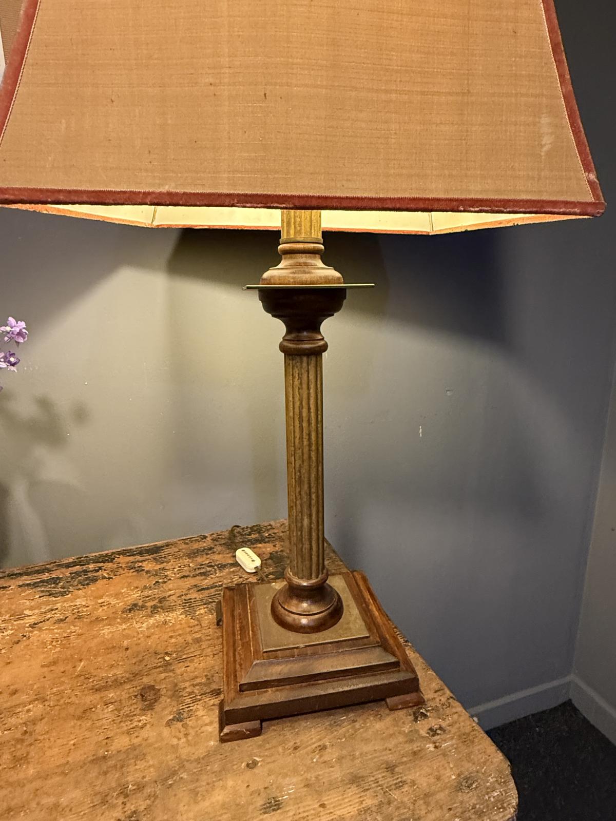 Pereche de veioze decorative din lemn și alamă, cu abajururi textile și patină păstrată. Înălțime 80 cm. Se vând împreună. sertar magic București