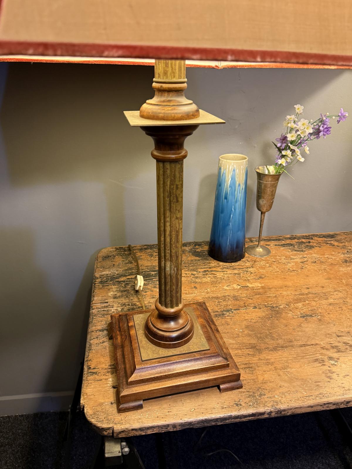 Pereche de veioze decorative din lemn și alamă, cu abajururi textile și patină păstrată. Înălțime 80 cm. Se vând împreună. sertar magic București