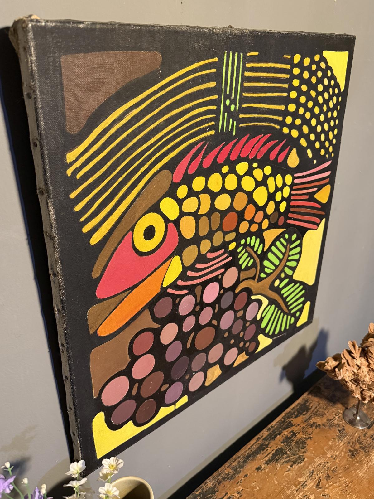 Tablou vintage pe pânză cu pește stilizat și motive decorative colorate, adus din Belgia
