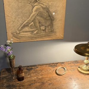 Desen academic italian original, datat 1923, realizat în cărbune și creion pe hârtie. Studiu expresiv de personaj masculin, 60 × 50 cm.