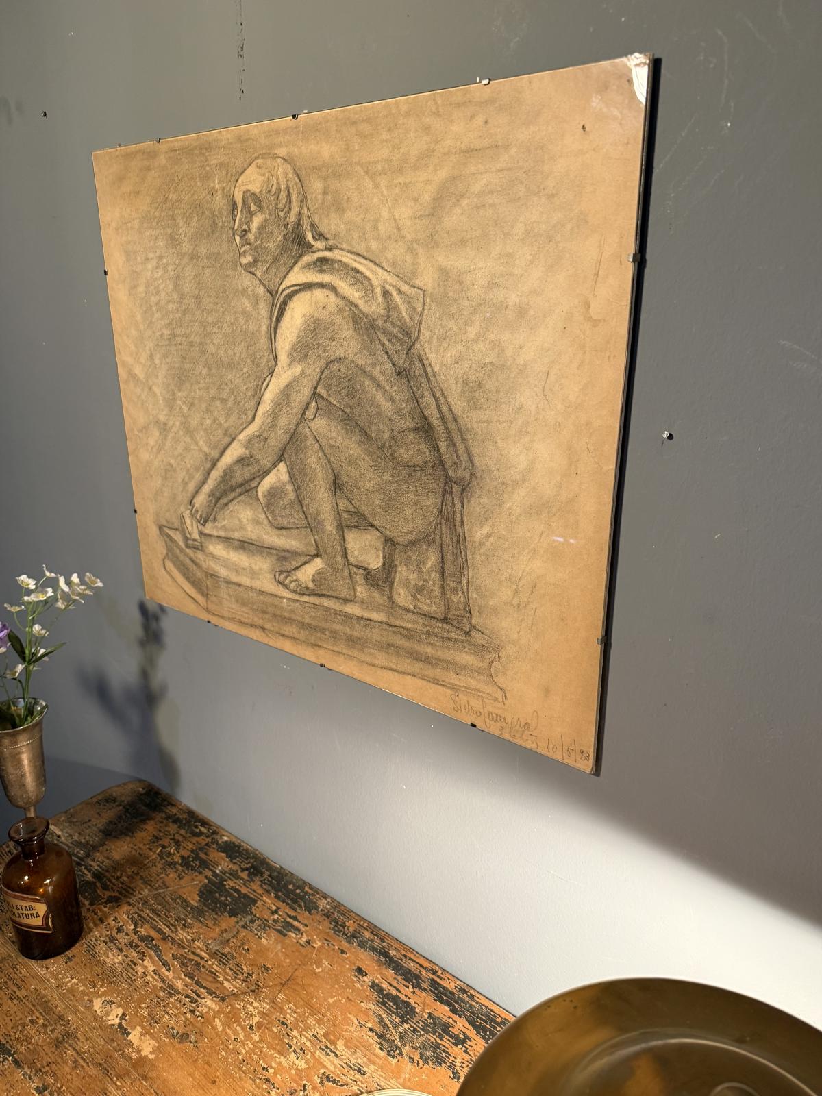 Desen academic italian original, datat 1923, realizat în cărbune și creion pe hârtie. Studiu expresiv de personaj masculin, 60 × 50 cm.