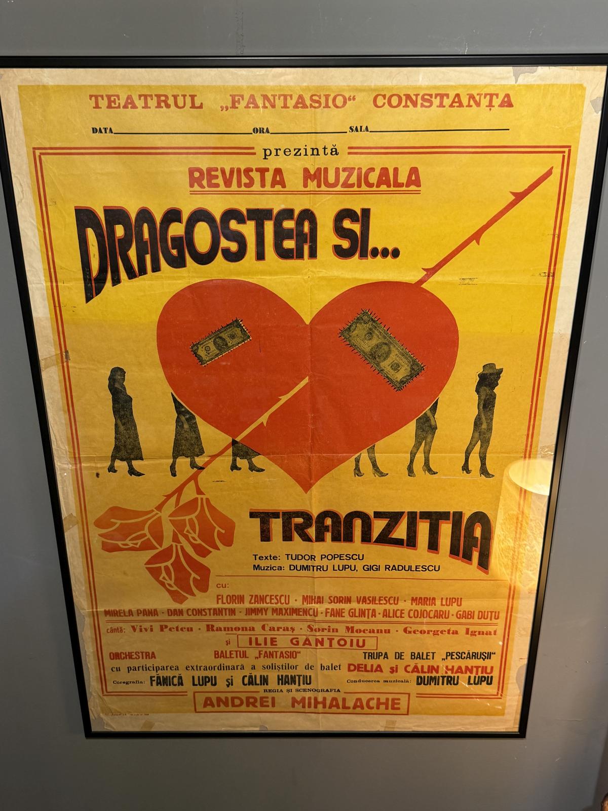 Afiș al Teatrului „Fantasio” Constanța pentru revista muzicală „Dragostea și… tranziția”. Înrămat profesional, 71,5 × 102 cm.