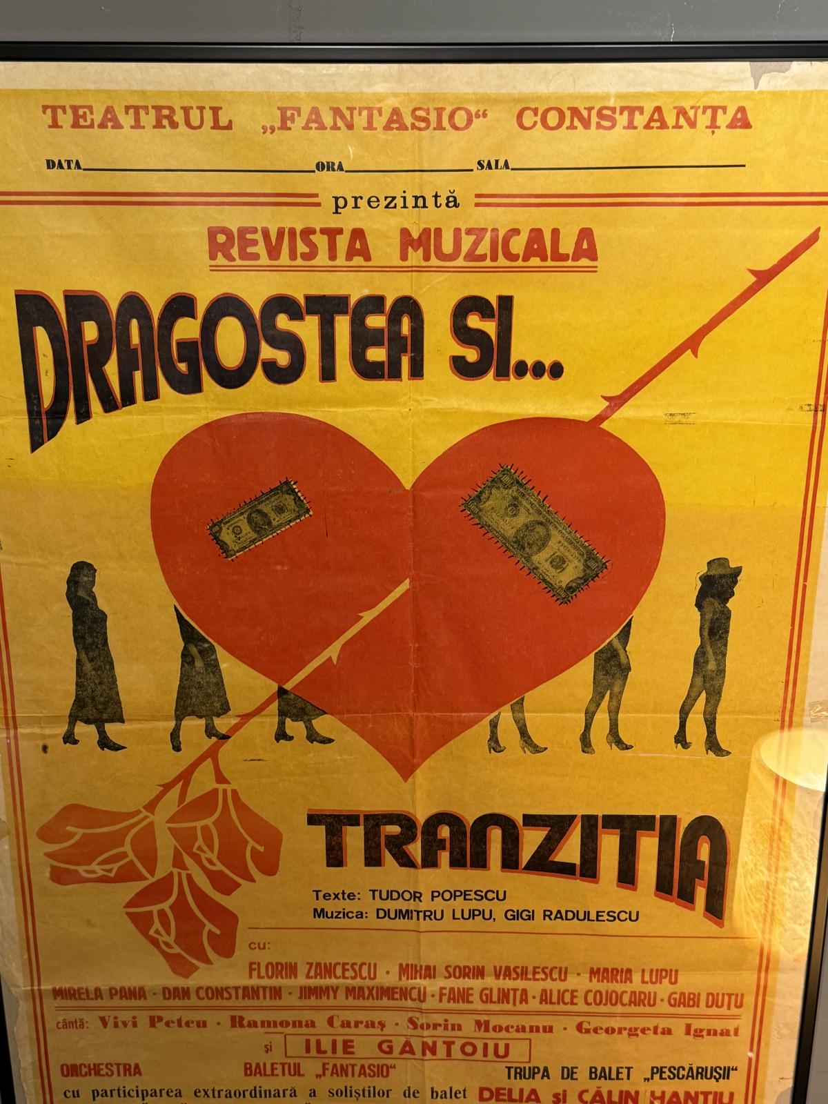 Afiș al Teatrului „Fantasio” Constanța pentru revista muzicală „Dragostea și… tranziția”. Înrămat profesional, 71,5 × 102 cm.