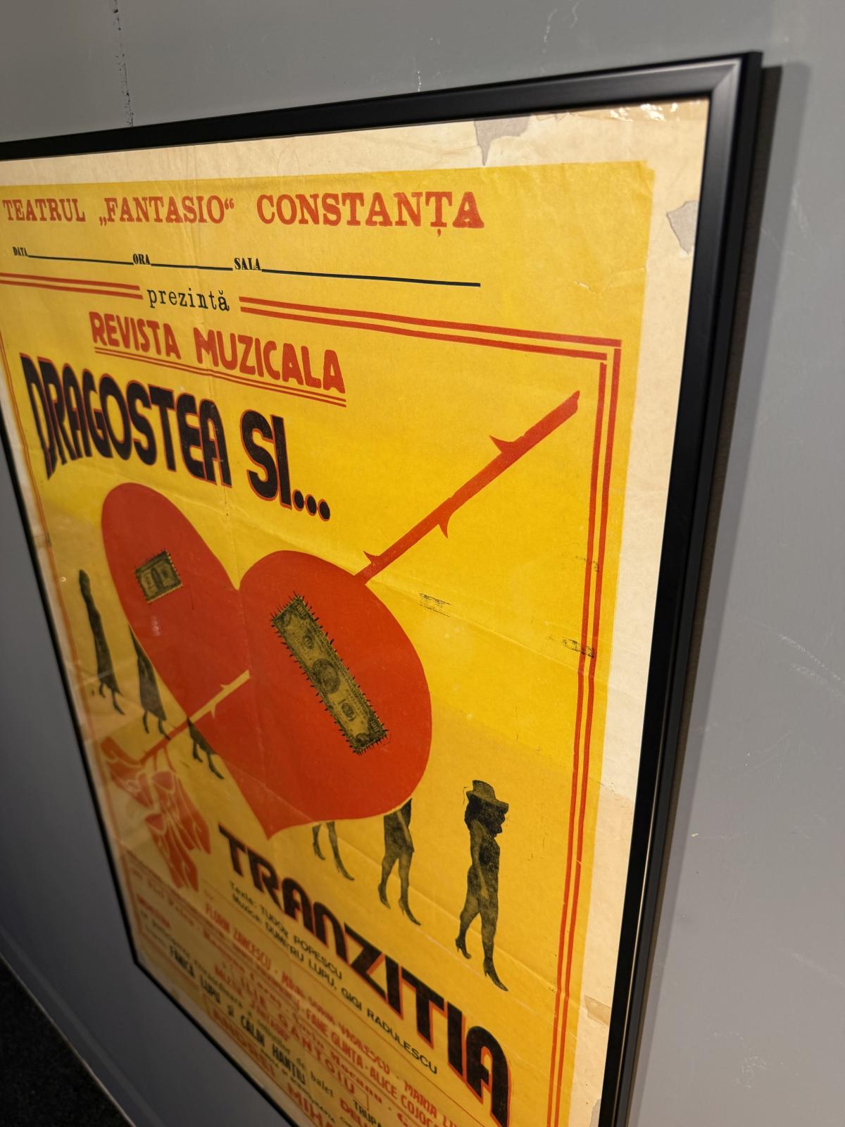 Afiș al Teatrului „Fantasio” Constanța pentru revista muzicală „Dragostea și… tranziția”. Înrămat profesional, 71,5 × 102 cm.