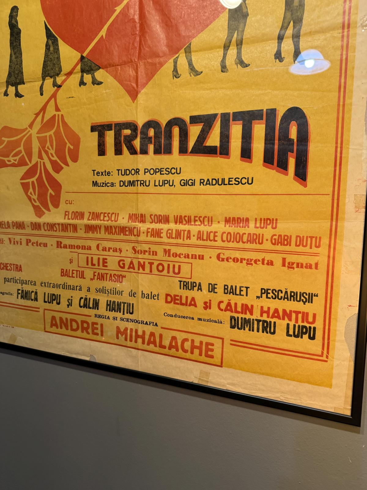 Afiș al Teatrului „Fantasio” Constanța pentru revista muzicală „Dragostea și… tranziția”. Înrămat profesional, 71,5 × 102 cm.