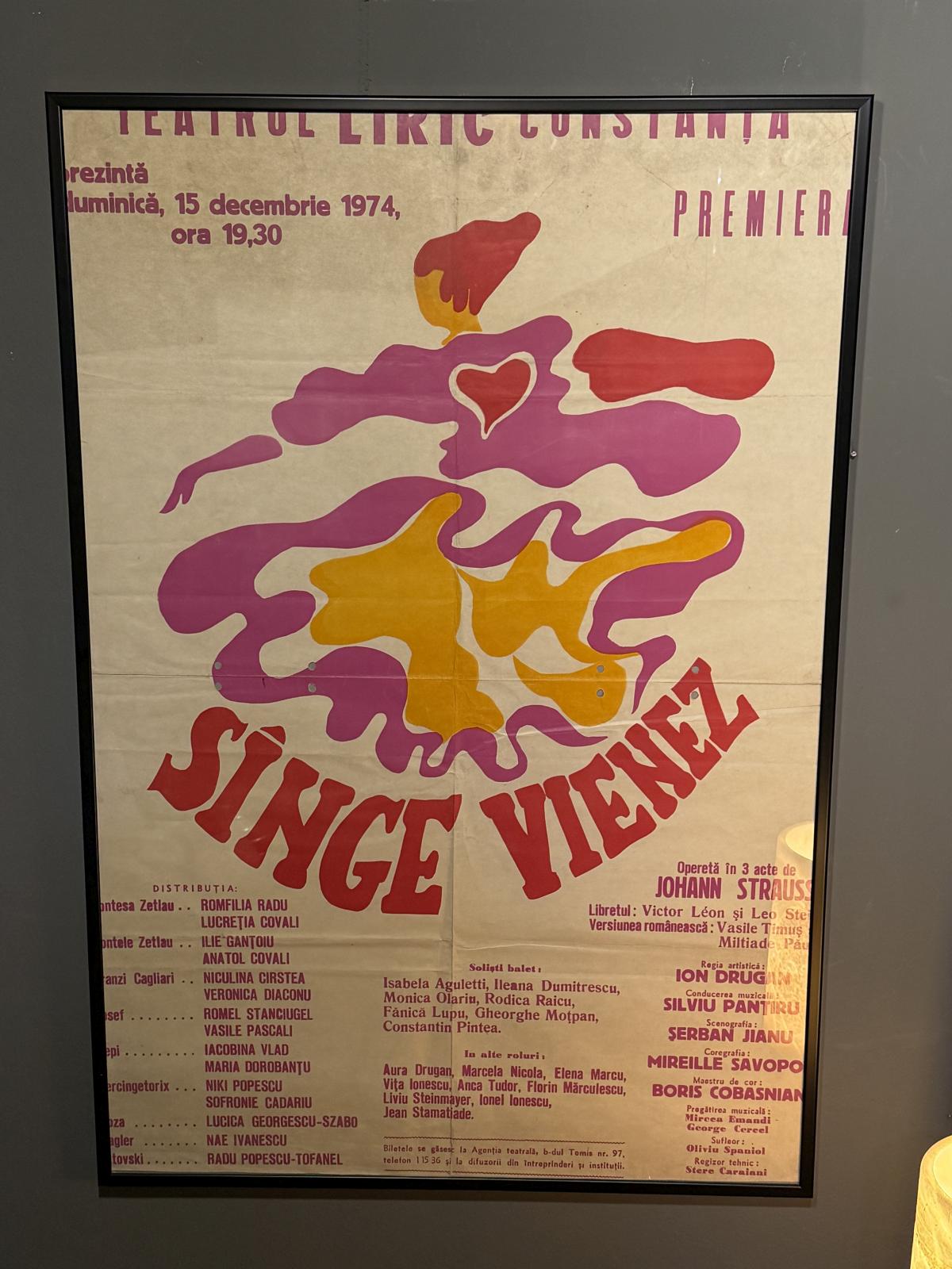 Afiș al Teatrului Liric Constanța pentru premiera operetei „Sînge vienez” de Johann Strauss, din 15 decembrie 1974. Înrămat profesional.
