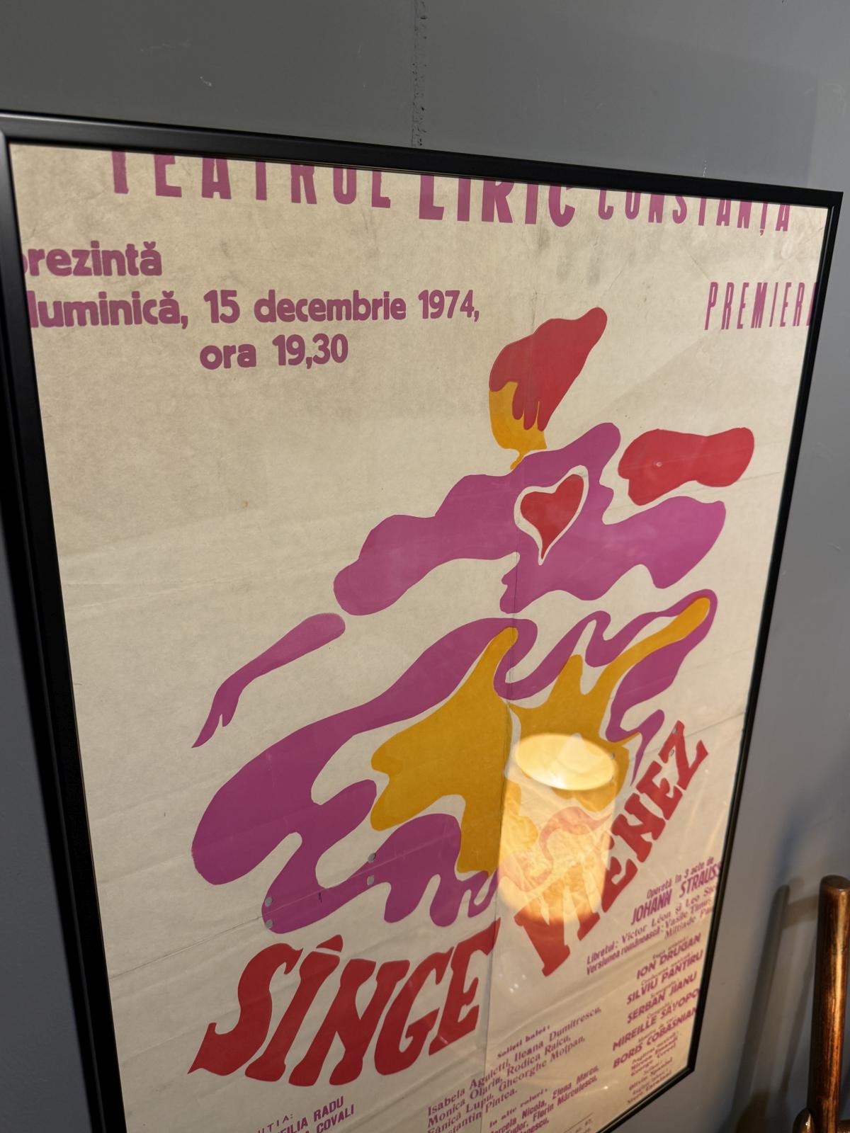 Afiș al Teatrului Liric Constanța pentru premiera operetei „Sînge vienez” de Johann Strauss, din 15 decembrie 1974. Înrămat profesional.