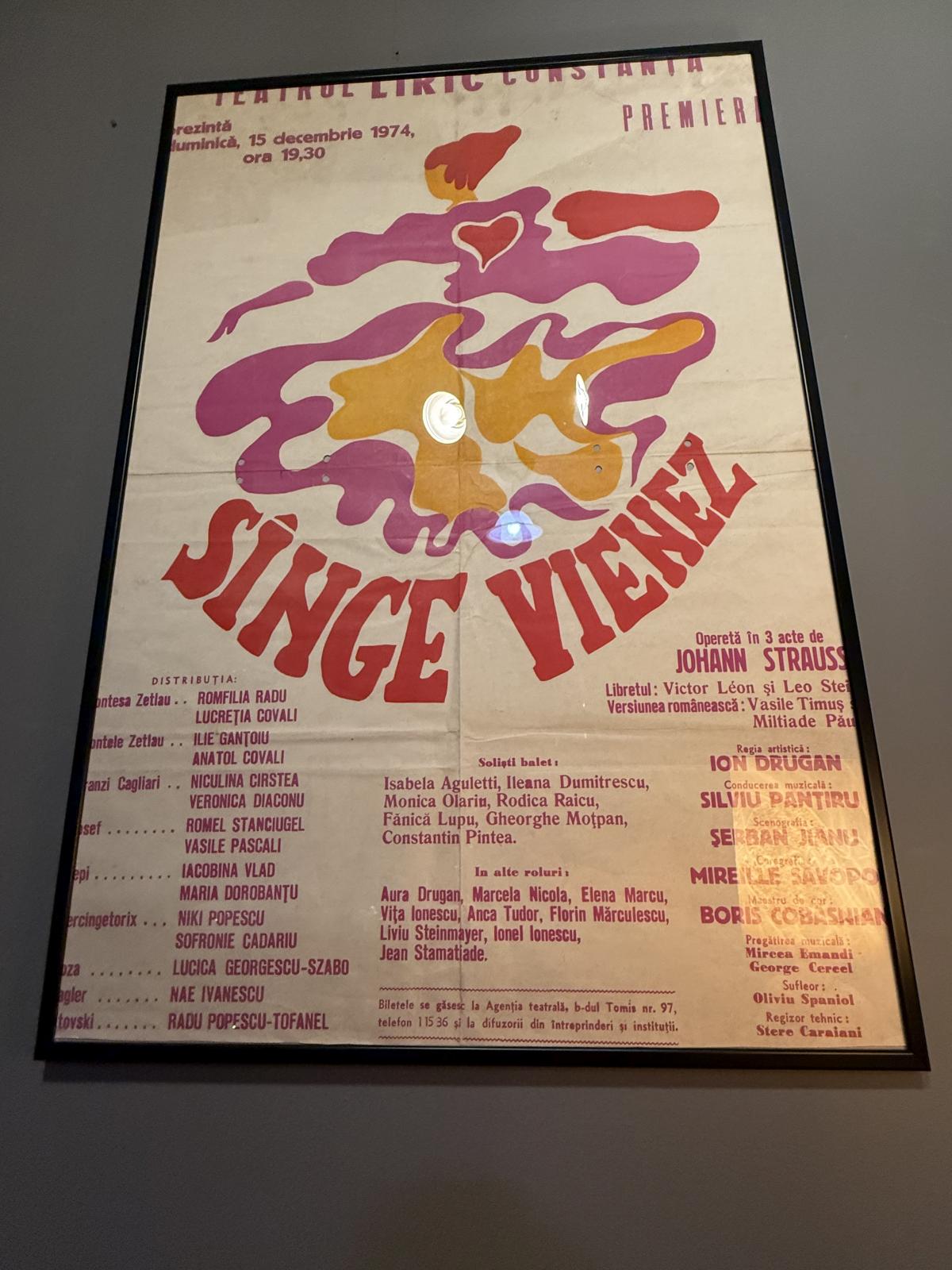 Afiș al Teatrului Liric Constanța pentru premiera operetei „Sînge vienez” de Johann Strauss, din 15 decembrie 1974. Înrămat profesional.