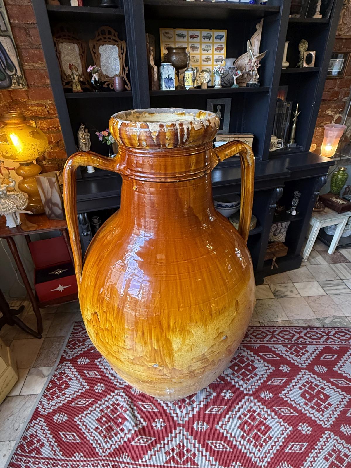 Capasone pugliese monumental din ceramică smălțuită, realizat manual în sudul Italiei. Înălțime 135 cm și greutate 57 kg.
