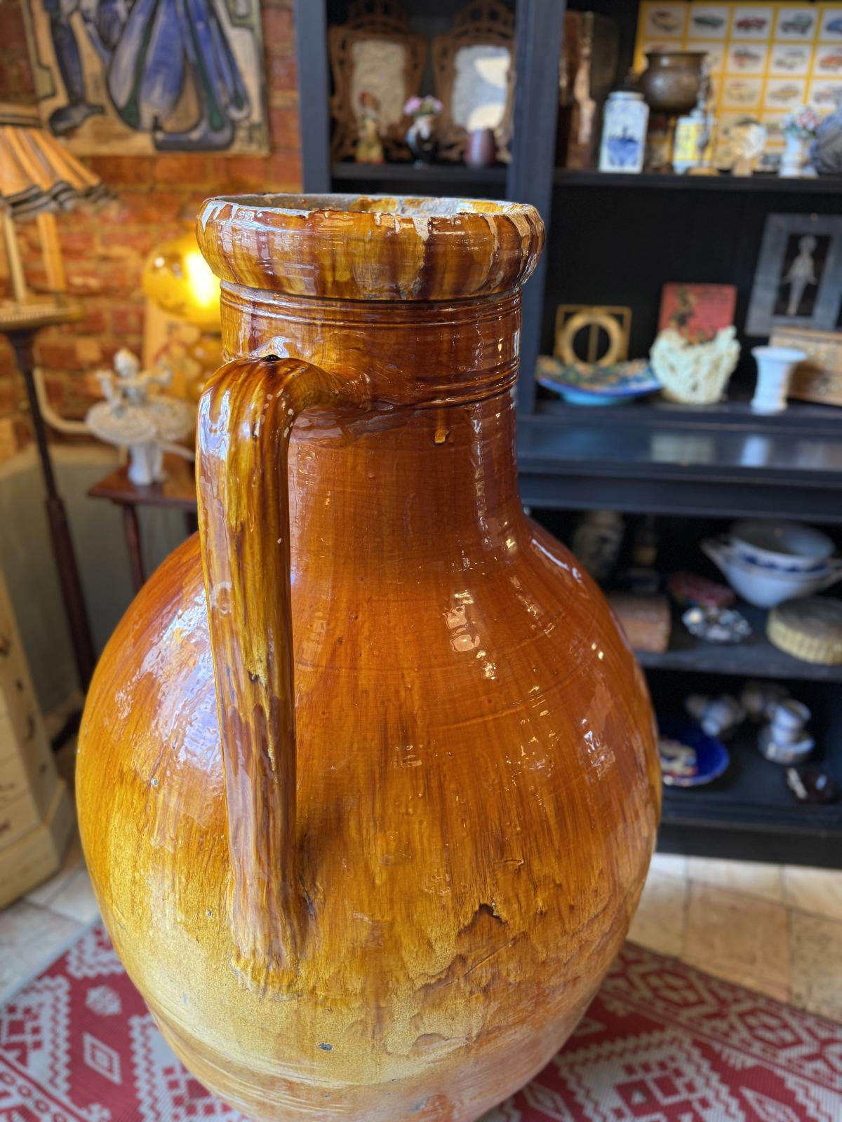 Capasone pugliese monumental din ceramică smălțuită, realizat manual în sudul Italiei. Înălțime 135 cm și greutate 57 kg.
