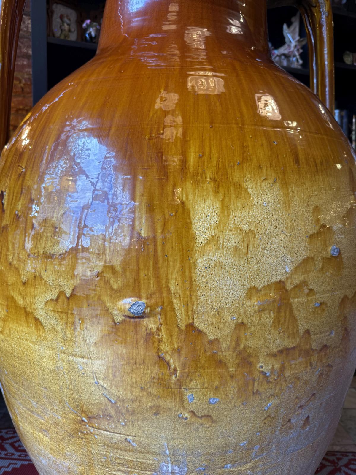 Capasone pugliese monumental din ceramică smălțuită, realizat manual în sudul Italiei. Înălțime 135 cm și greutate 57 kg.