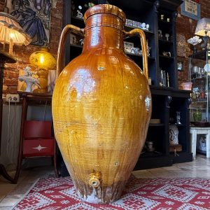 Capasone pugliese monumental din ceramică smălțuită, realizat manual în sudul Italiei. Înălțime 135 cm și greutate 57 kg.