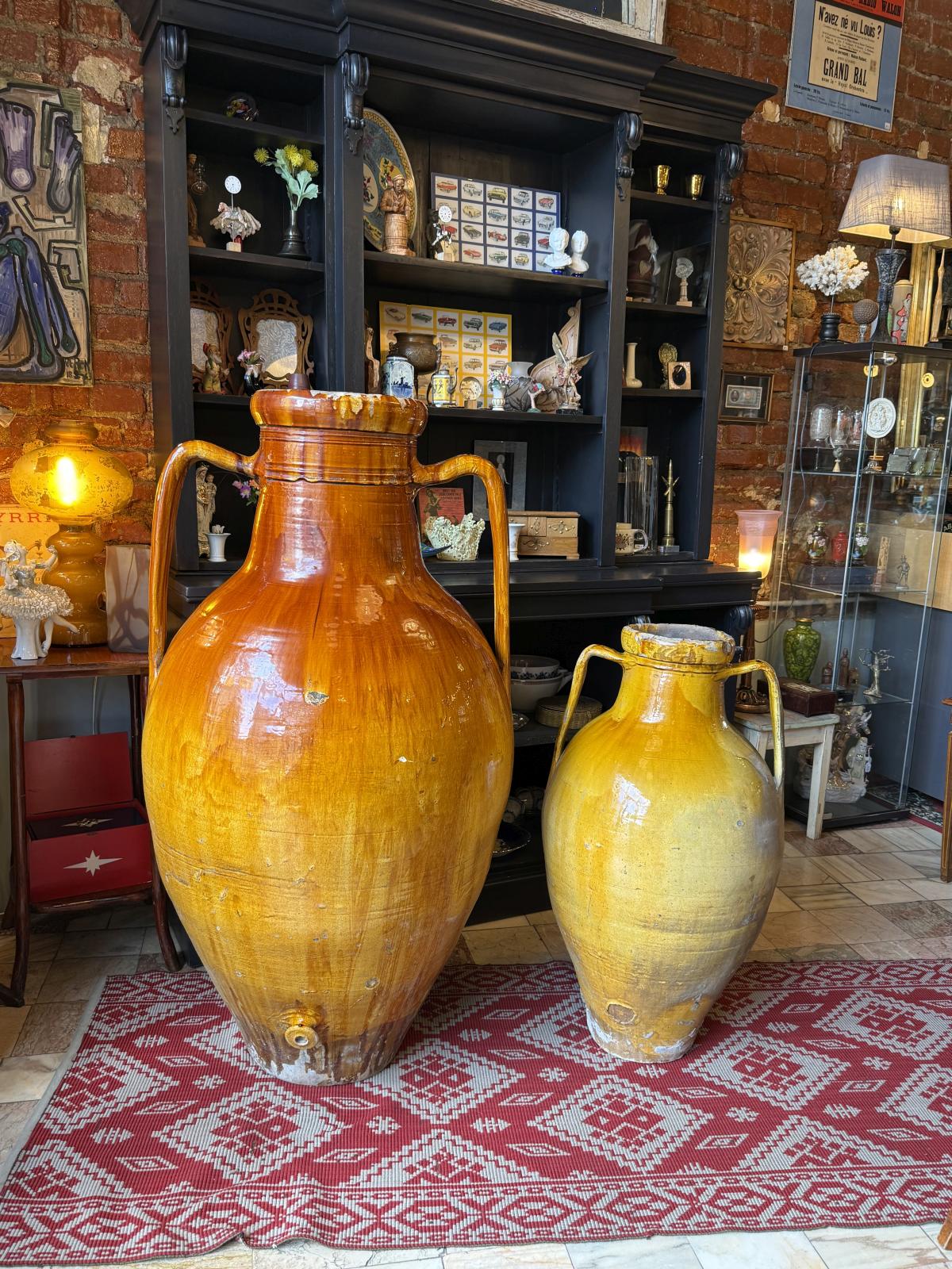 Capasone pugliese monumental din ceramică smălțuită, realizat manual în sudul Italiei. Înălțime 135 cm și greutate 57 kg.