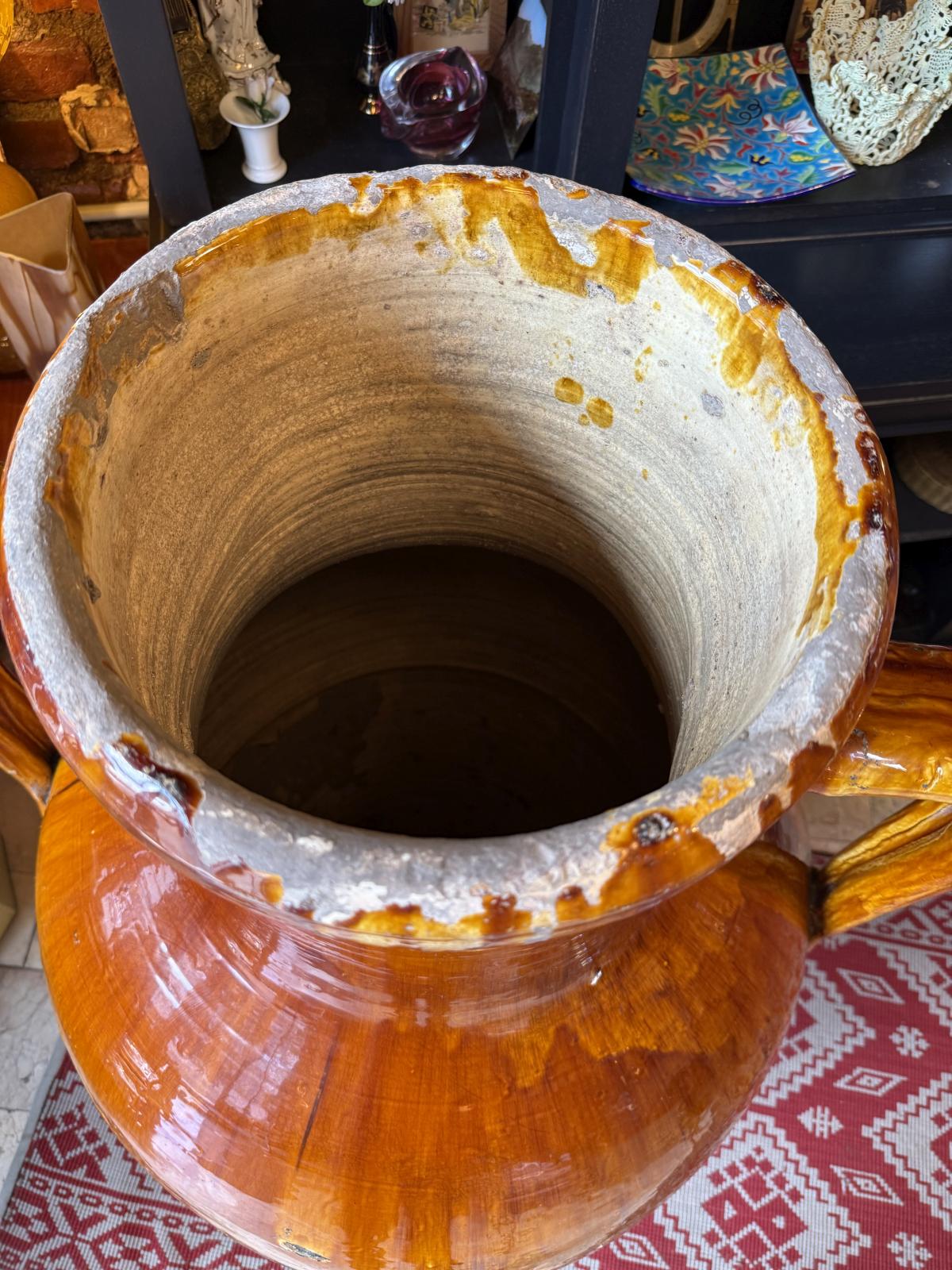 Capasone pugliese monumental din ceramică smălțuită, realizat manual în sudul Italiei. Înălțime 135 cm și greutate 57 kg.