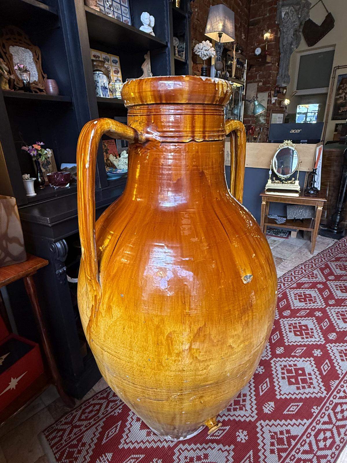 Capasone pugliese monumental din ceramică smălțuită, realizat manual în sudul Italiei. Înălțime 135 cm și greutate 57 kg.