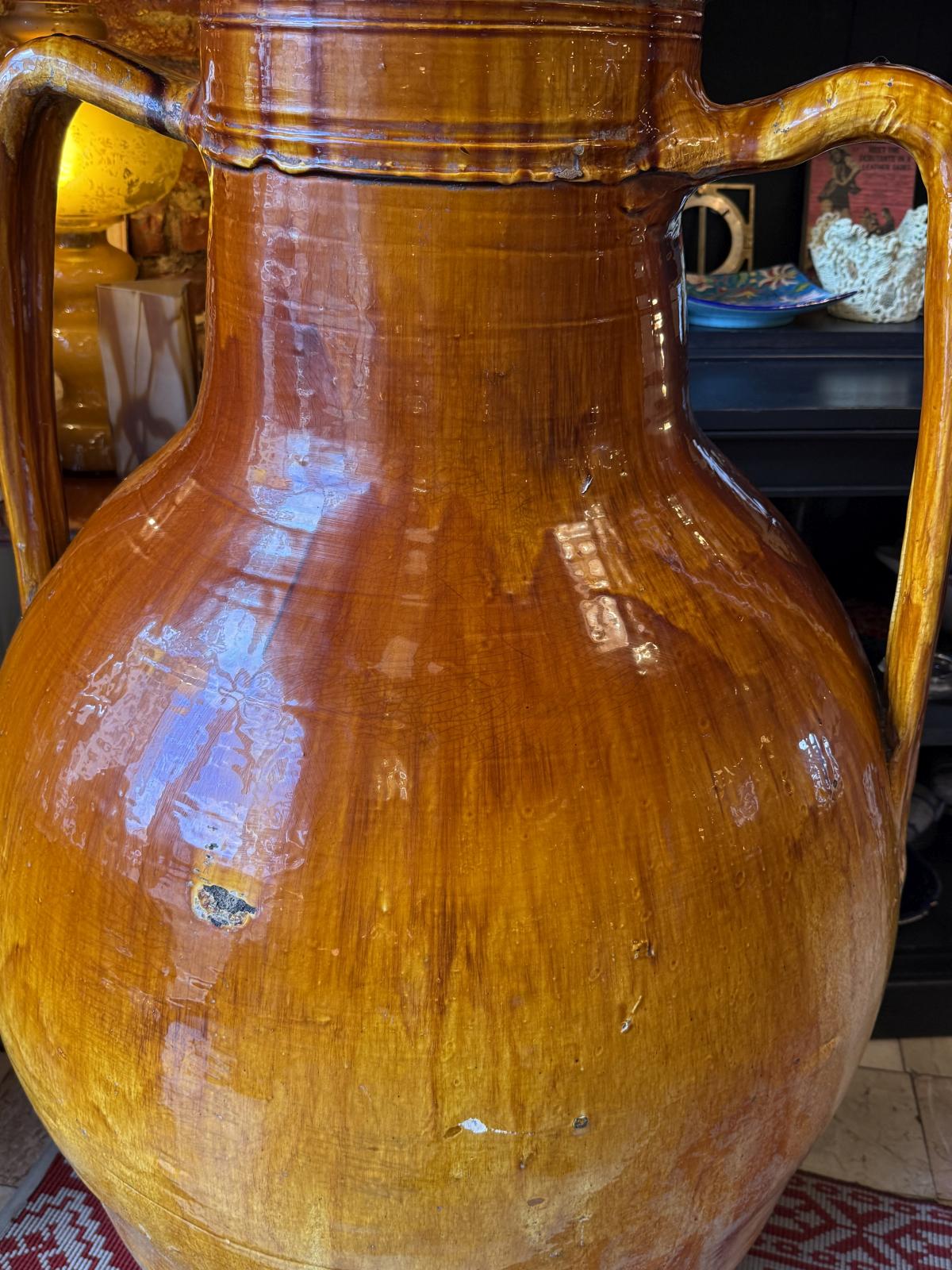 Capasone pugliese monumental din ceramică smălțuită, realizat manual în sudul Italiei. Înălțime 135 cm și greutate 57 kg.