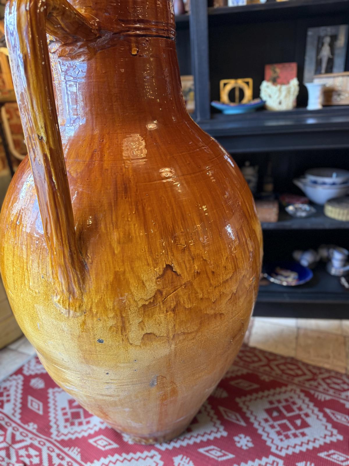 Capasone pugliese monumental din ceramică smălțuită, realizat manual în sudul Italiei. Înălțime 135 cm și greutate 57 kg.