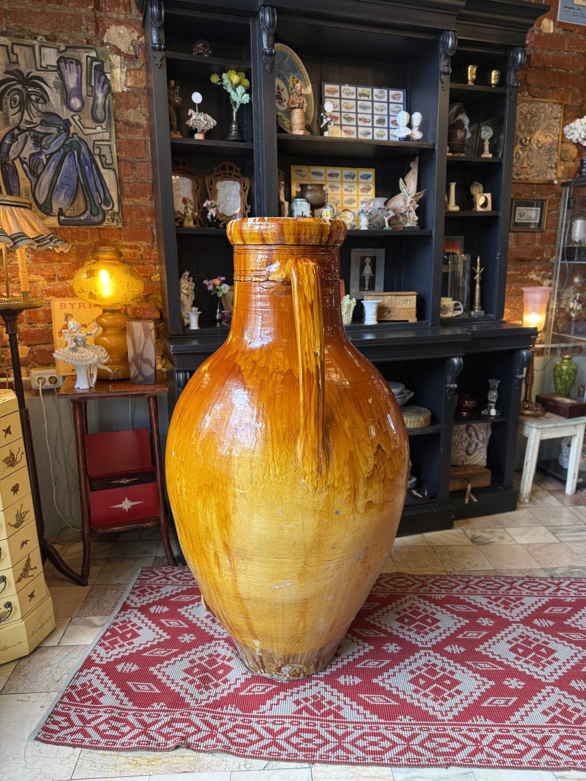 Capasone pugliese monumental din ceramică smălțuită, realizat manual în sudul Italiei. Înălțime 135 cm și greutate 57 kg.