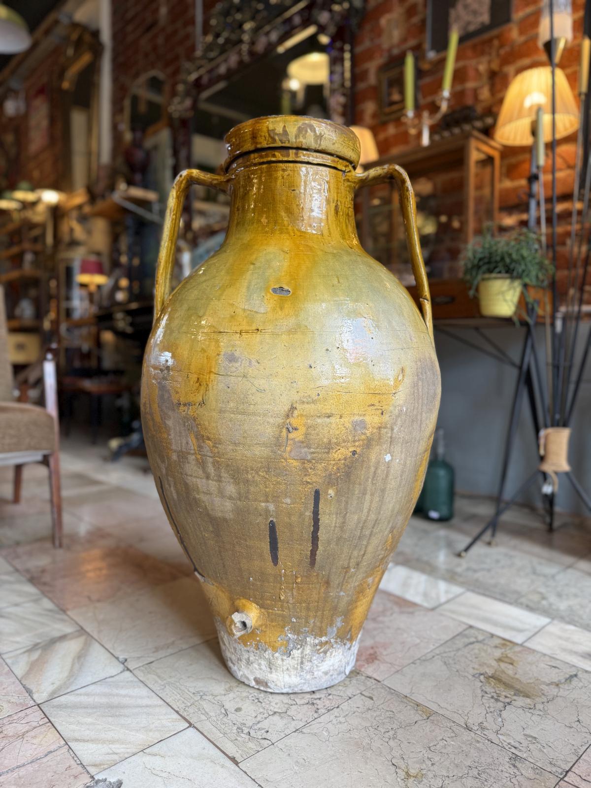 Capasone pugliese vechi din ceramică smălțuită, realizat manual în sudul Italiei, probabil în perioada 1920–1940. Înălțime 90 cm.