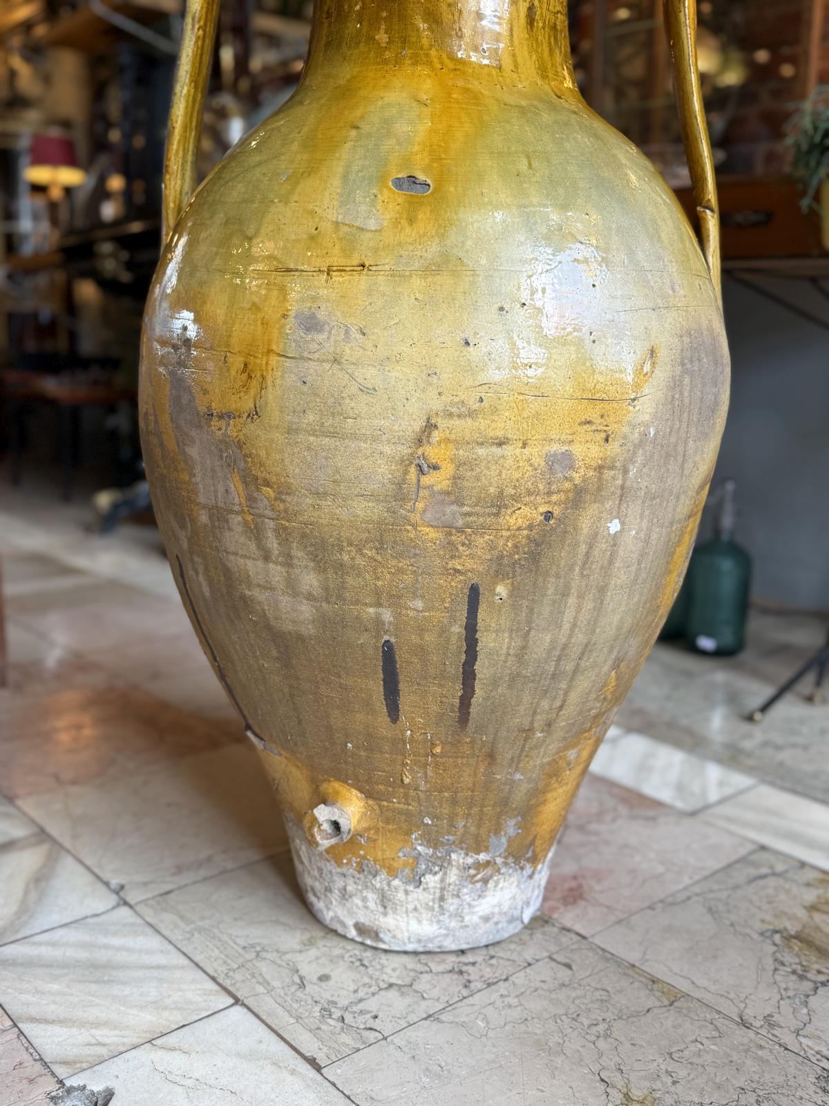 Capasone pugliese vechi din ceramică smălțuită, realizat manual în sudul Italiei, probabil în perioada 1920–1940. Înălțime 90 cm.