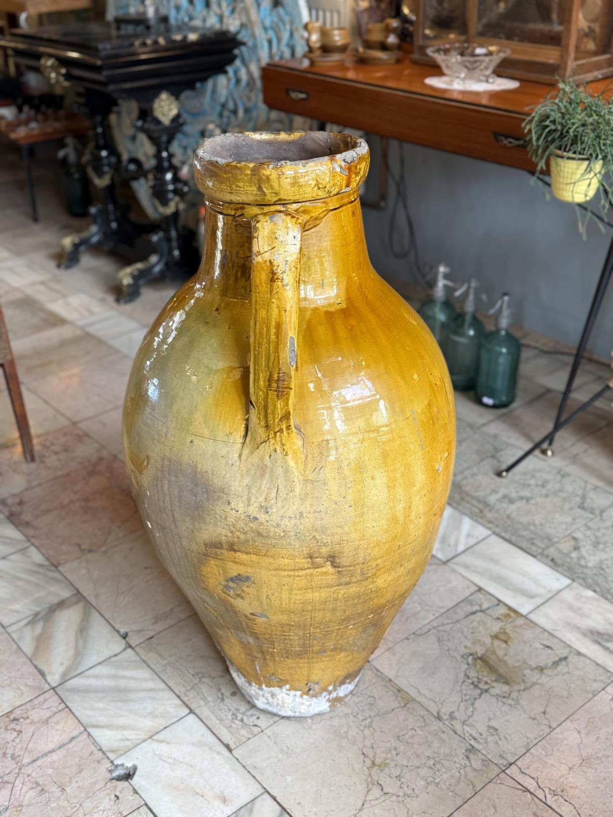 Capasone pugliese vechi din ceramică smălțuită, realizat manual în sudul Italiei, probabil în perioada 1920–1940. Înălțime 90 cm.