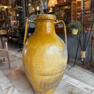 Capasone pugliese vechi din ceramică smălțuită, realizat manual în sudul Italiei, probabil în perioada 1920–1940. Înălțime 90 cm.