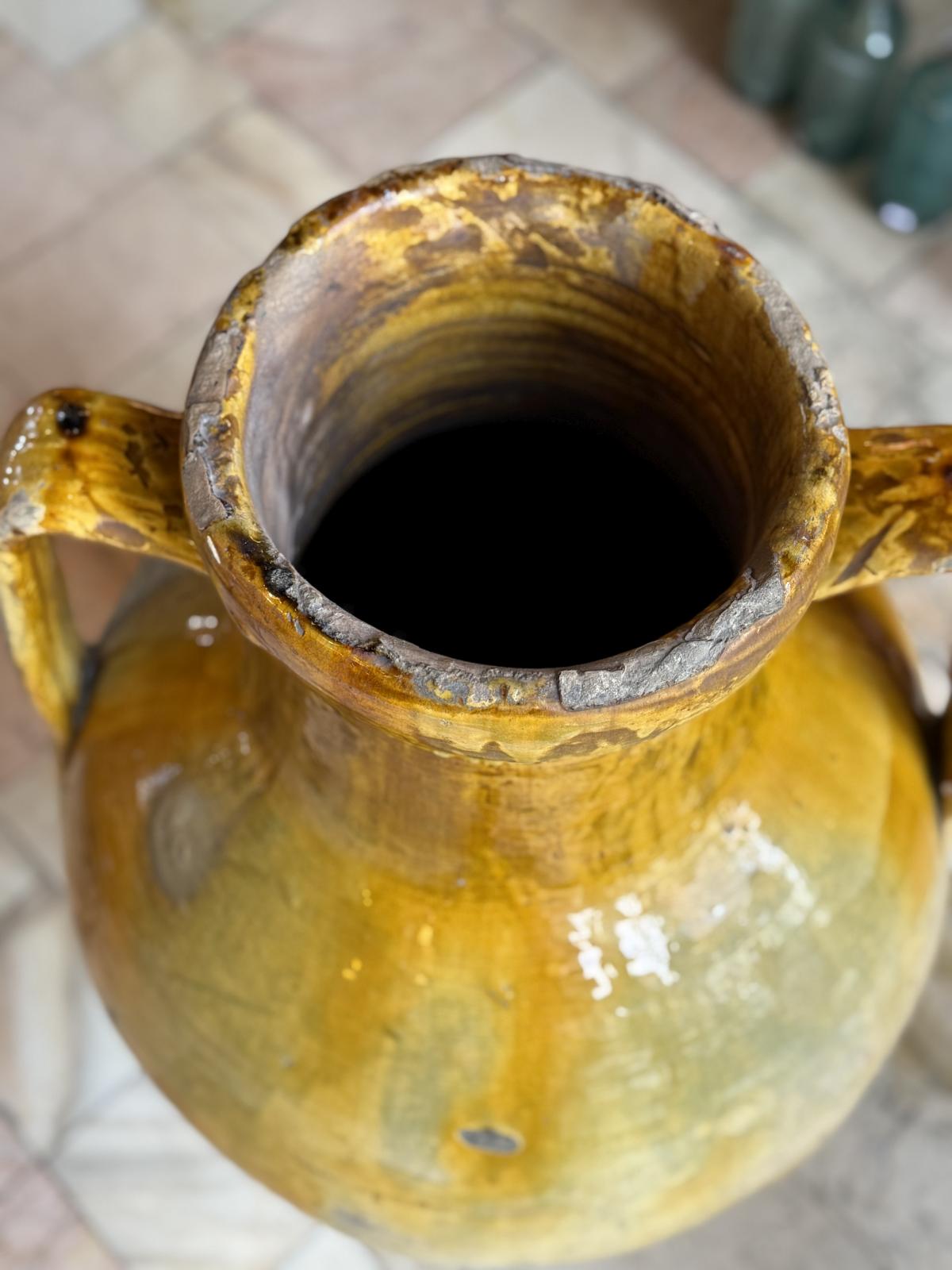 Capasone pugliese vechi din ceramică smălțuită, realizat manual în sudul Italiei, probabil în perioada 1920–1940. Înălțime 90 cm.