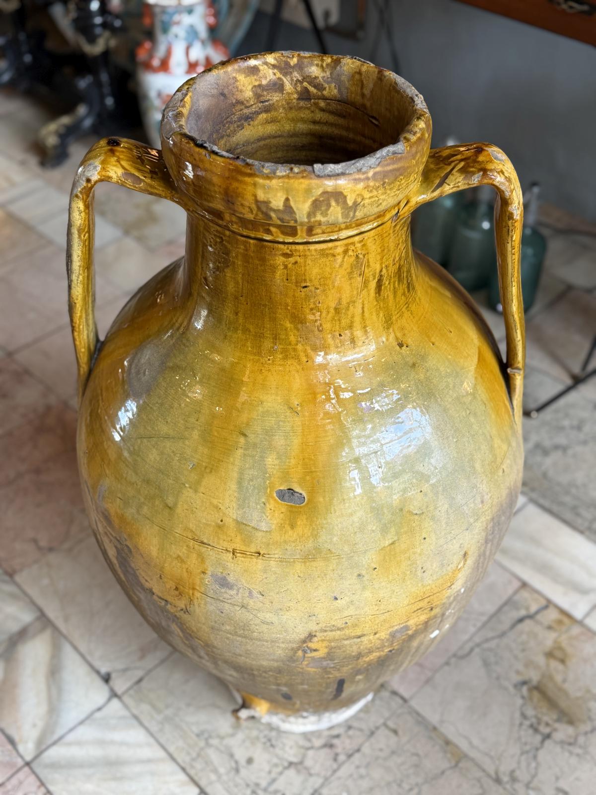 Capasone pugliese vechi din ceramică smălțuită, realizat manual în sudul Italiei, probabil în perioada 1920–1940. Înălțime 90 cm.