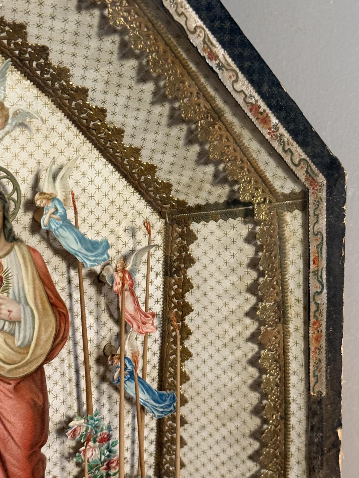 Compoziție catolică veche sub sticlă, cu Inima Sacră a lui Isus, îngeri și ornamente în relief. Piesă rară cumpărată din Belgia.