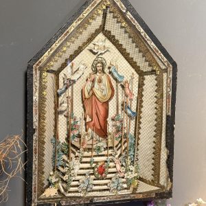 Compoziție catolică veche sub sticlă, cu Inima Sacră a lui Isus, îngeri și ornamente în relief. Piesă rară cumpărată din Belgia.
