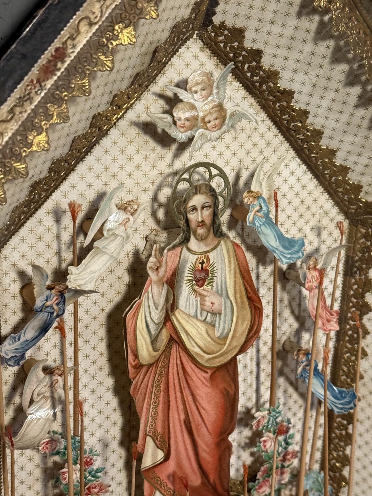 Compoziție catolică veche sub sticlă, cu Inima Sacră a lui Isus, îngeri și ornamente în relief. Piesă rară cumpărată din Belgia.