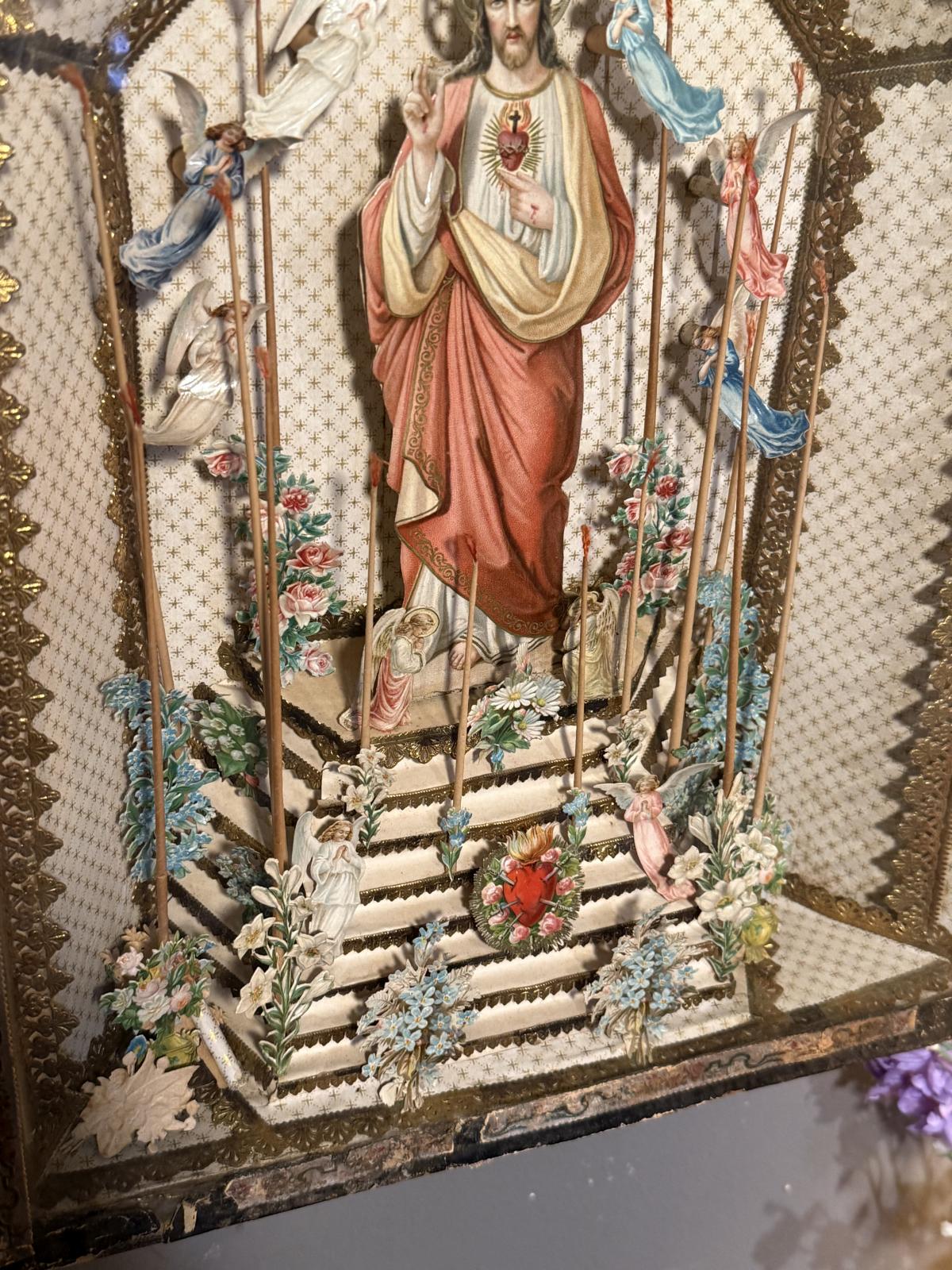 Compoziție catolică veche sub sticlă, cu Inima Sacră a lui Isus, îngeri și ornamente în relief. Piesă rară cumpărată din Belgia.