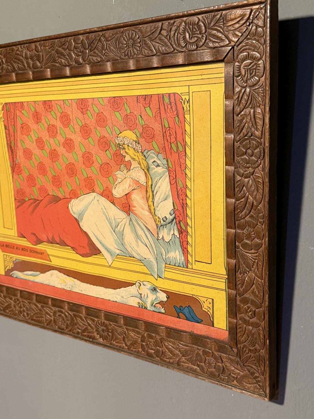 Veche cromolitografie franceză inspirată de „La Belle au bois dormant”, datată aproximativ 1900–1930 și păstrată într-o ramă decorată.