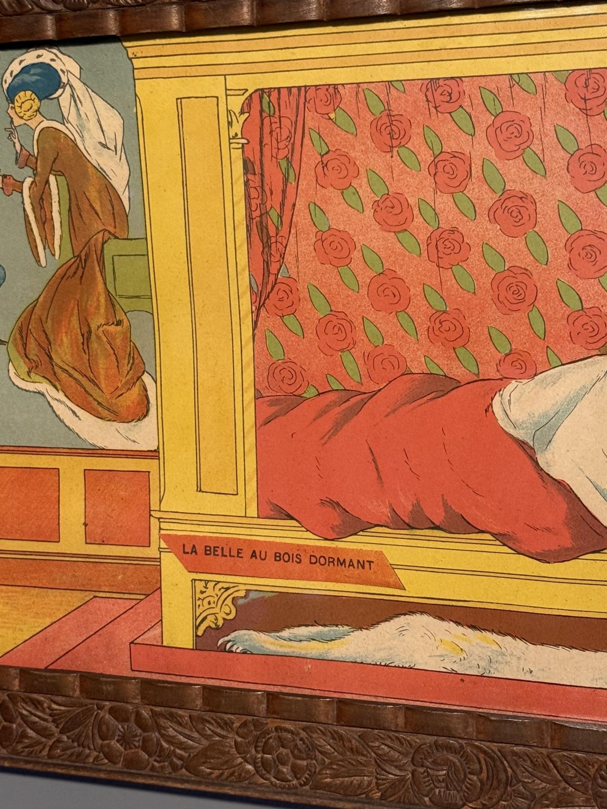 Veche cromolitografie franceză inspirată de „La Belle au bois dormant”, datată aproximativ 1900–1930 și păstrată într-o ramă decorată.