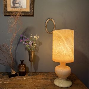 Lampă de masă din alabastru masiv, cu abajur cilindric sculptat cu motive florale. Înălțime 39,5 cm, stare foarte bună.