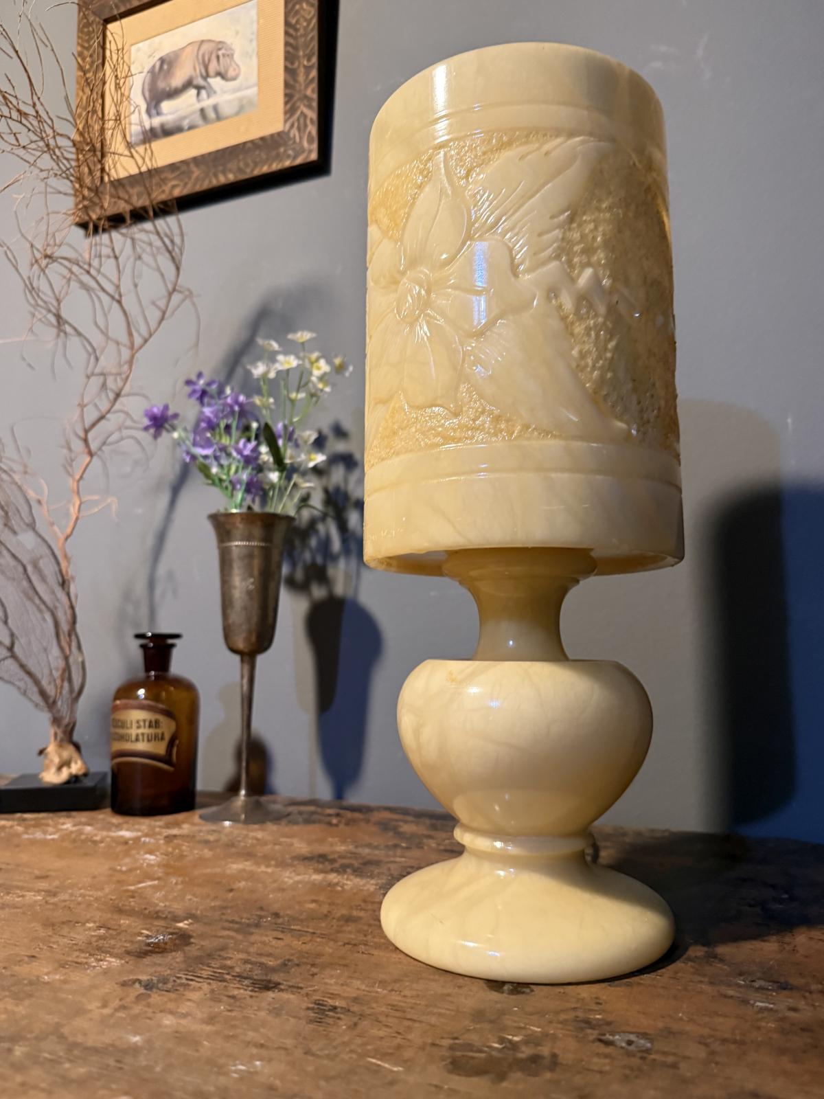 Lampă de masă din alabastru masiv, cu abajur cilindric sculptat cu motive florale. Înălțime 39,5 cm, stare foarte bună.