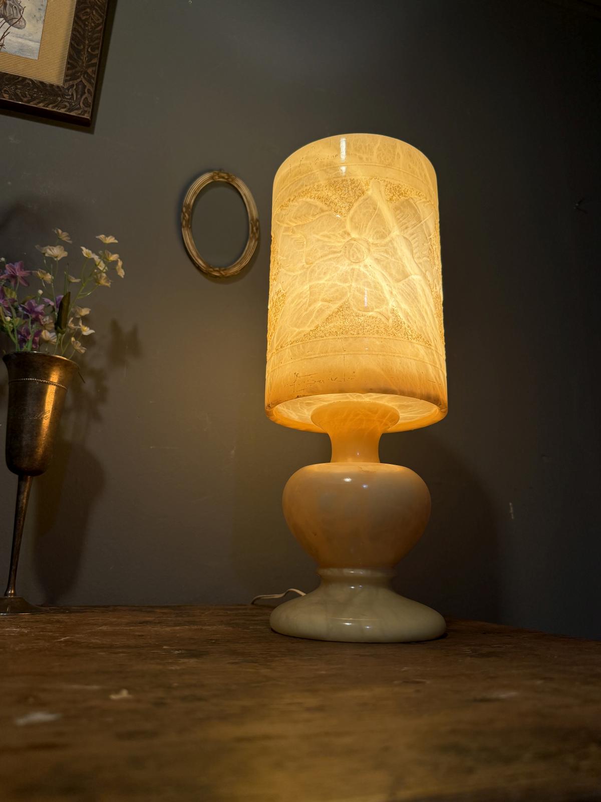 Lampă de masă din alabastru masiv, cu abajur cilindric sculptat cu motive florale. Înălțime 39,5 cm, stare foarte bună.