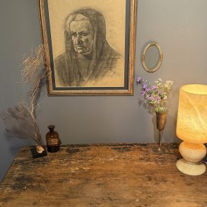 Portret feminin italian realizat în cărbune, datat 26 martie 1924. Lucrare cu o privire puternică, înrămată profesional.