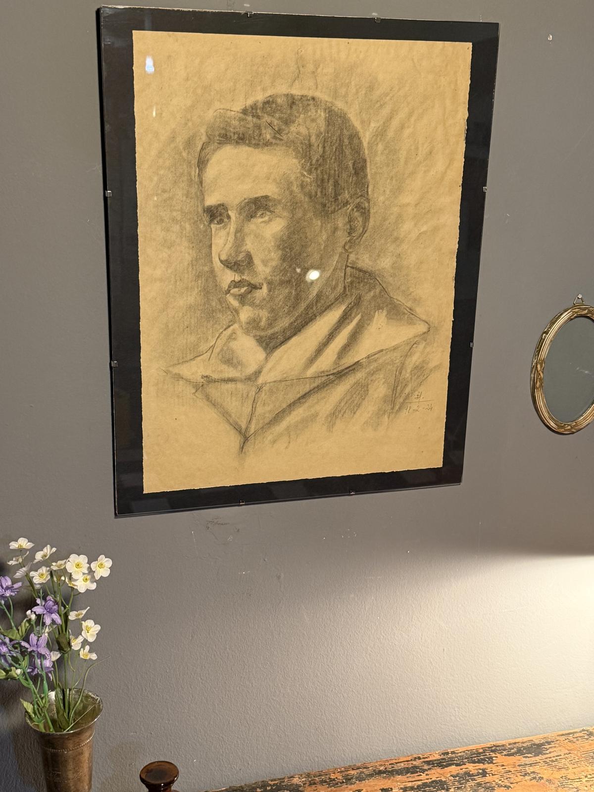 Portret masculin italian realizat în cărbune și creion, datat 18 februarie 1924 și marcat cu un monogram neidentificat.